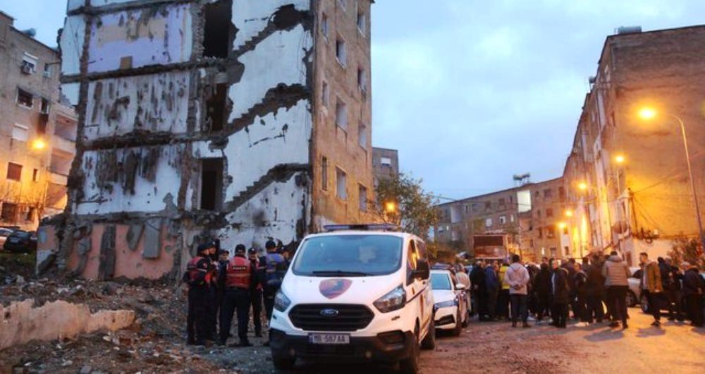 Nis shembja e pallatit numer 4 ne rrugen Myslym Keta ne Tirane
